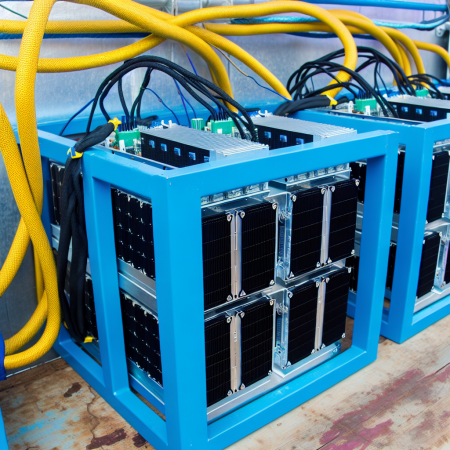 「ビットメイン製ASICの輸送遅延が米国マイニング企業を直撃！貿易摩擦が引き起こす収益圧迫の現状と未来」